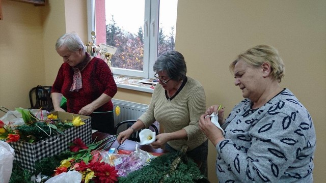 Pracownicy ośrodka kultury i biblioteki co roku sprzątają zaniedbane i opuszczone groby na gniewkowskim cmentarzu. W tym roku wysprzątali łącznie około 40 grobów i pomników. - Na większości położyliśmy stroiki wykonane własnoręcznie przez wolontariuszy podczas dwudniowych warsztatów pod okiem kierownik biblioteki Lidii Chrośniak, w których wzięli udział niezawodni i zawsze chętni do pomocy seniorzy - zdradza Joanna Kowalska, dyrektor MGOKSiR w Gniewkowie.Podkreśla, że stroiki powstały głównie na brzozowych krzyżach podarowanych przez Nadleśnictwo Gniewkowo. - Dzięki wsparciu Zarządu KCB Interlight oraz Roberta Dziębor na grobach zapaliliśmy otrzymane od tych firm znicze - dodaje.