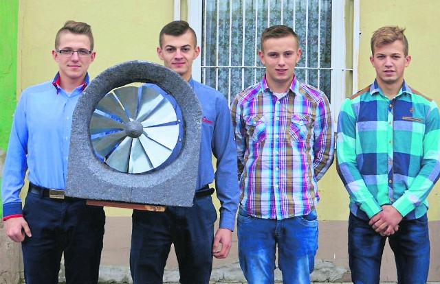 Od lewej: Krzysztof Jabłonowski, Marcin Mroczko, Adam Wiśniewski i Artur Waśniewski skonstruowali turbinę wiatrową ATMOS - 02 i pojadą z nią na ogólnopolski finał konkursu