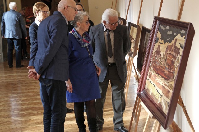 Zenon Janusz Pląskowski mieszka i tworzy w Rokocinie, niedaleko Starogardu Gdańskiego. Artysta w technice intarsji tworzy od 1971 roku. Część jego prac oglądaliśmy na wystawie w Centrum Kultury Teatr w Grudziądzu.