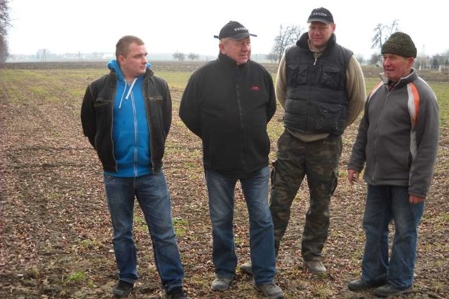 Protestują, bo... - Nikt z nas nie wie, co będzie w tym zakładzie, jaka technologia przerobu folii i jak to wpłynie na nasze pola i ogrody - mówi Szczepan Zacharczuk (drugi z lewej).