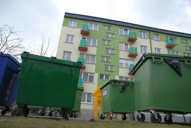 Wszyscy mieszkańcy posesji prywatnych muszą mieć pojemnik na tzw. odpady zmieszane. Nie dotyczy to mieszkańców bloków, którzy mają zbiorczy śmietnik.