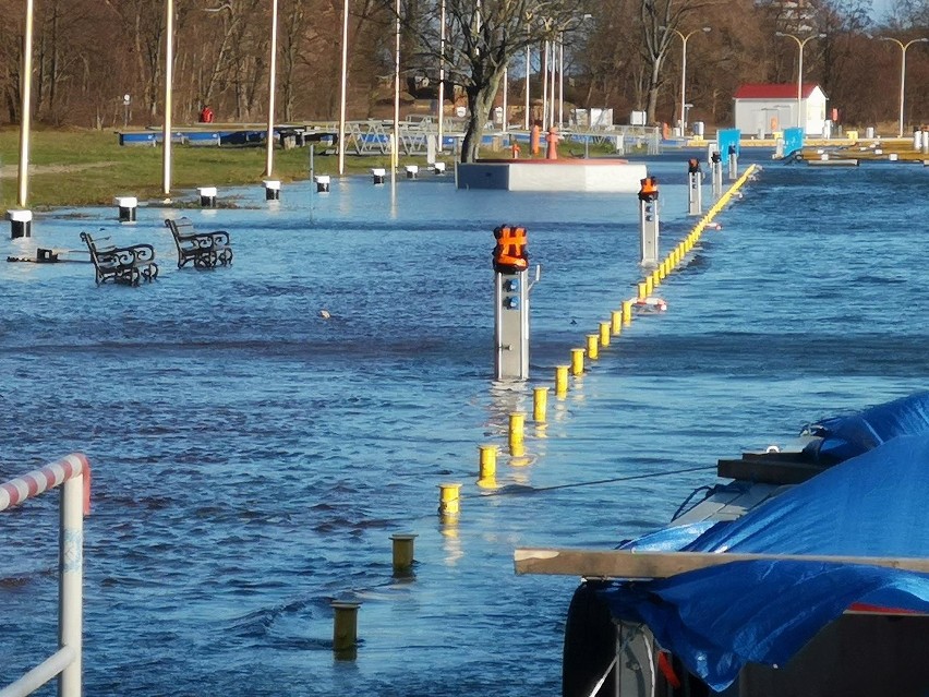 Sztorm w Świnoujściu. Bałtyk zatopił plażę oraz nabrzeża wysp. Takiej sytuacji nie było tu już dawno [ZDJĘCIA]