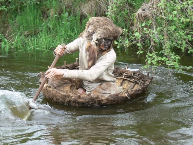 Podczas pikniku archeolog Marek Poznański pokazuje, jak pokonuje się rzekę w prymitywnej łodzi z wierzbowych gałęzi i skóry bizona.
