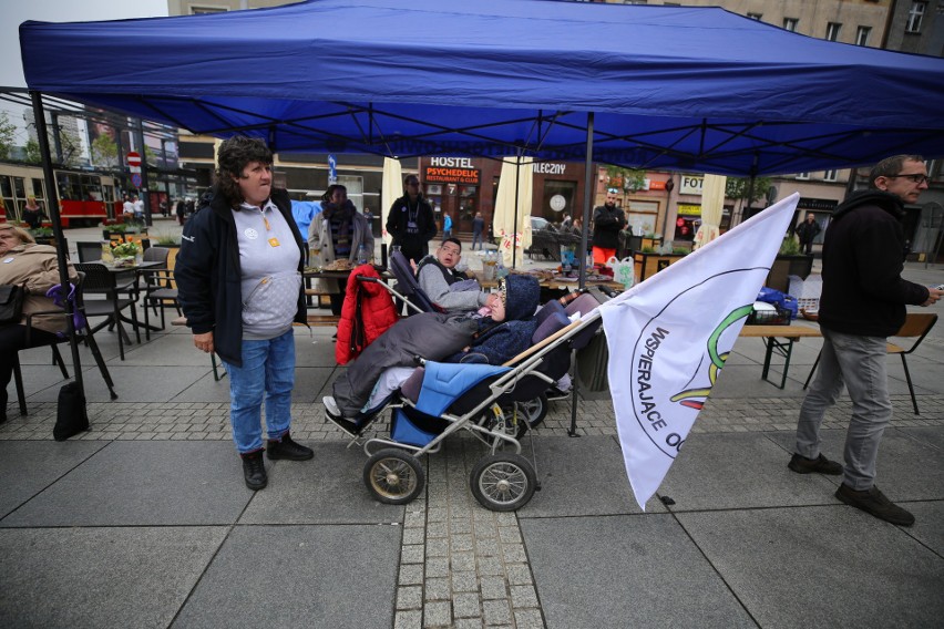 Manifestacja niepełnosprawnych na rynku w Katowicach