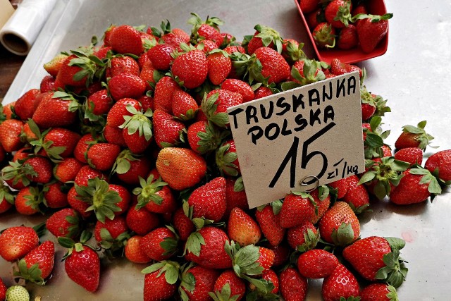 W tym roku truskawki mogą być nieco droższe niż przed rokiem. Na zdjęciu truskawki sfotografowane pod koniec maja 2021 w Krakowie. Kliknij w obrazek, aby zobaczyć desery z truskawkami.