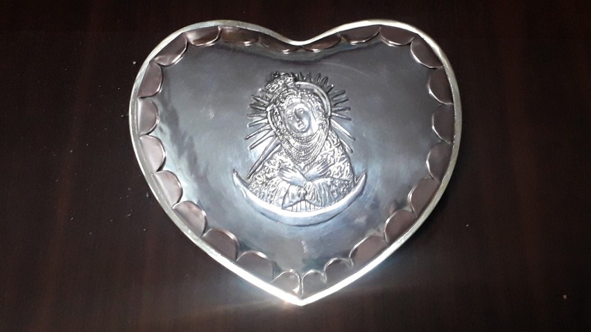 Na srebrnym "Sercu dla Inki" jest wytłoczony wizerunek Matki...