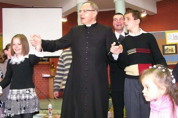 Biskup bawił się z dziećmi