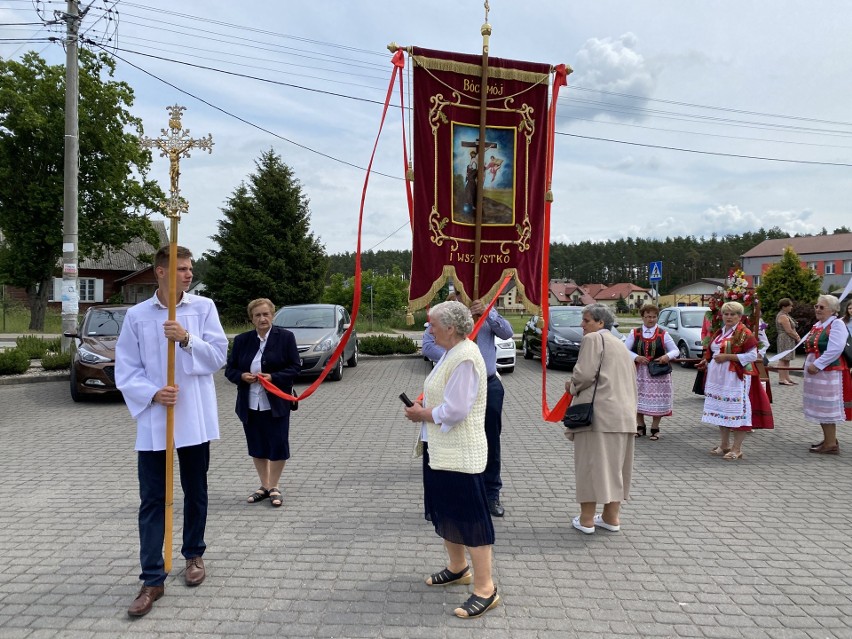 Łyse. Boże Ciało 2022. Procesja w parafii pw. Chrystusa Króla Wszechświata, 16.06.2022. Zdjęcia