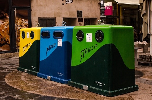 Jeśli w prawidłowy sposób będziesz segregował odpady, możesz przyczynić się do ochrony naszej planety. Dzięki recyklingowi, niektóre z nich mogą otrzymać drugie życie. Co należy wrzucać do żółtych, niebieskich, zielonych, brązowych i czarnych pojemników na śmieci? W naszej galerii dowiesz się, jakie odpady wrzucać do danych pojemników. ▶▶