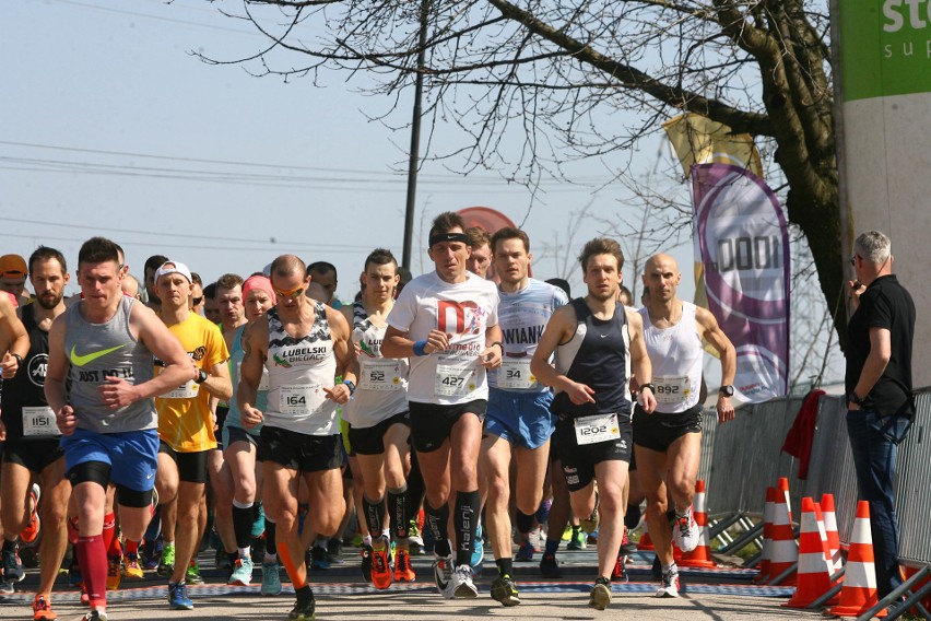 Biegli w niedzielę nad Zalewem Zemborzyckiem. To ostatni bieg z cyklu "Cztery Dychy do Maratonu" [DUŻO ZDJĘĆ]