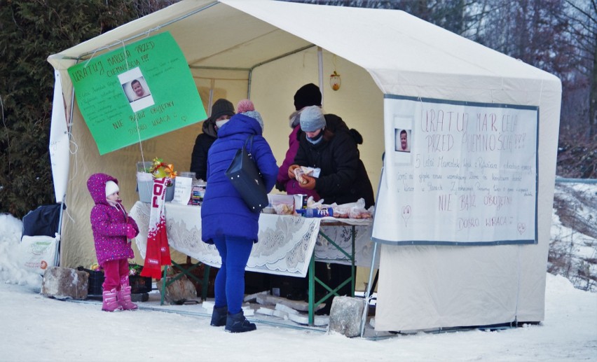 Przy stoku narciarskim w Konarach trwa zbiórka dla leczenie Marcelka Wójcika z Rytwian. Protonoterapia to szansa dla chłopca!