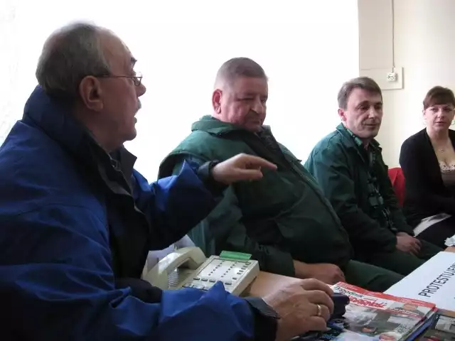 Stanisław Kubera (na zdjęciu drugi z lewej), przewodniczący Wolnego Związku Zawodowego Pracowników Gospodarki Morskiej w MSR mówi, że nadal obawia się o przyszłość swojego zakładu pracy.