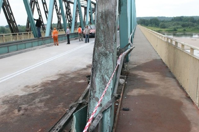 Uszkodzenie mostu było poważne, remont kosztował 1,8 miliona złotych a most został wyłączony z ruchu na wiele tygodni.