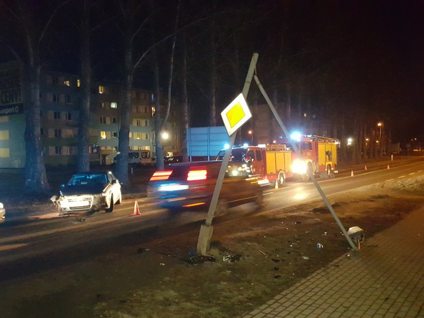 Wypadek na obwodnicy Szczecinka. Kierująca audi skosiła latarnię [zdjęcia]