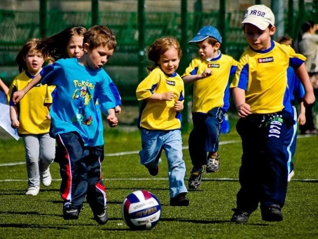 Dzieci grały w piłkę na Orliku przy SP nr 18. 