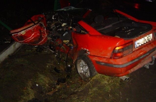 20-letni kierowca tego opla nie przeżył nocnego wypadku w Wodzisławiu. 