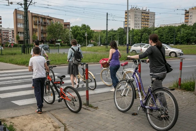 W okolicach ronda Piastowskiego nie ma ani jednej ścieżki rowerowej, a cyklistów nie brakuje