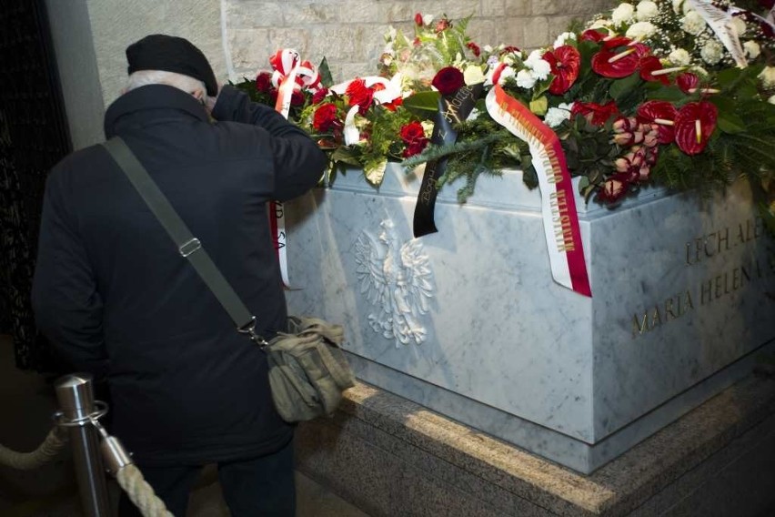 Mieszkańcy Krakowa odwiedzają nowy grób Lecha i Marii Kaczyńskich [ZDJĘCIA]