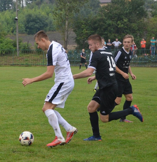 Kilkanaście temu w ligowym meczu Słomniczanka (białe stroje) pokonała Proszowiankę 3:0.