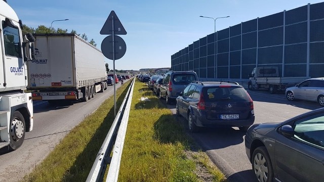 Wyjątkowa sytuacja miała miejsce w poniedziałek, 6 września na budowanej obwodnicy Morawicy. Na jej zachodniej jezdni zaparkowana została grubo ponad setka aut, kierowcy jadący po czynnej - wschodniej części obwodnicy przecierali oczy ze zdumienia i zastanawiali się, czy przypadkiem nie doszło tam do wypadku. Na szczęście okazało się, że nic złego się nie dzieje, po prostu drogowcy układają asfalt na bocznej drodze dojazdowej i pracownicy wielu znajdujących się tam firm zwyczajnie nie mogli do nich dojechać. Ostatecznie mnóstwo osób zaparkowało swoje auta na zamkniętej jeszcze dla ruchu drodze i do pracy udało się pieszo. Sznur samochodów miał kilkaset metrów długości. Zobaczcie zdjęcia z tego niezwykłego parkingu na kolejnych slajdach