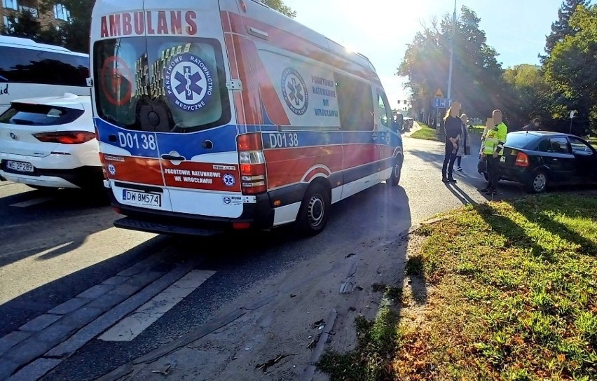 Wypadek czterech aut na Grabiszyńskiej. Kierowcę mercedesa oślepiło słońce (ZDJĘCIA)