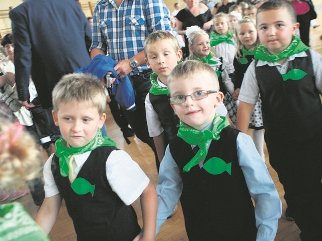 Cyprian Weiland (z prawej) w drodze do klasy, już poznał kolegów.