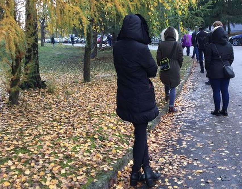 W kolejce do punktu pobrań wymazów na koronawirusa przy ul....