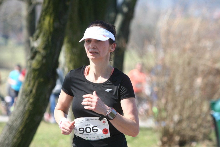 Biegli w niedzielę nad Zalewem Zemborzyckiem. To ostatni bieg z cyklu "Cztery Dychy do Maratonu" [DUŻO ZDJĘĆ]