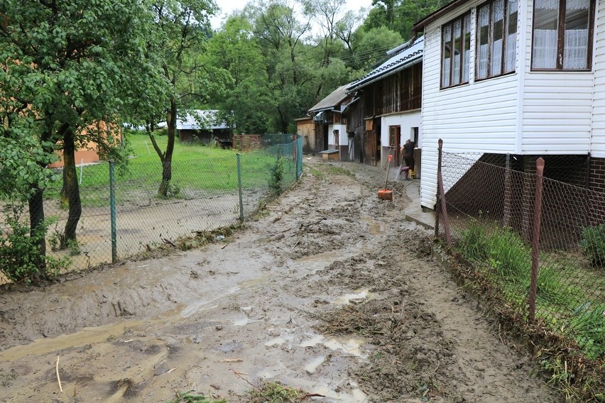Katastrofalna sytuacja w Ochotnicy Górnej. Woda zniszczyła drogi i domy [ZDJĘCIA]