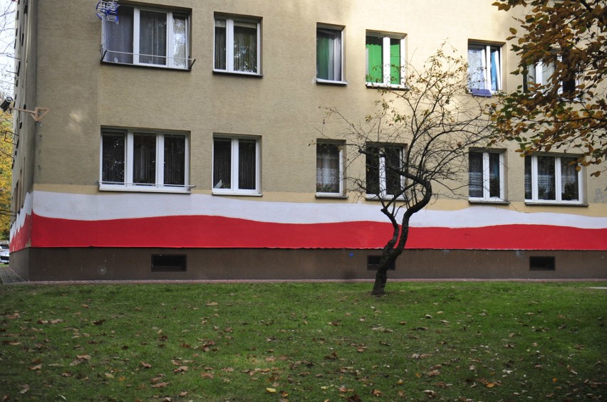 Kraków. Namalowali polską flagę na elewacji bloku mieszkalnego zniszczonego przez wandali