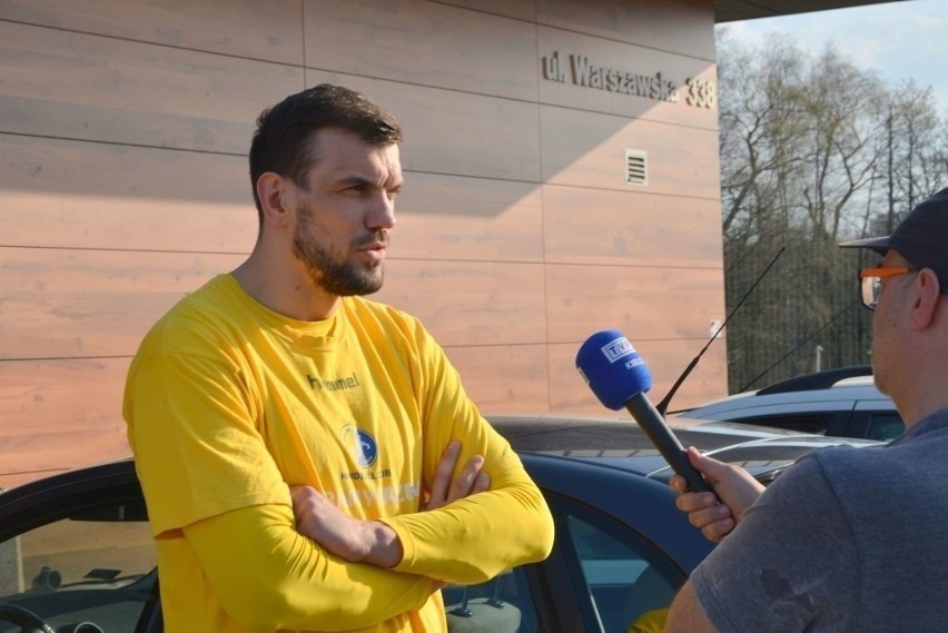 Michał Jurecki, były zawodnik Vive Kielce, zwrócił się w stronę kibiców i podziękował za wsparcie podczas całej kariery. Zobacz wideo