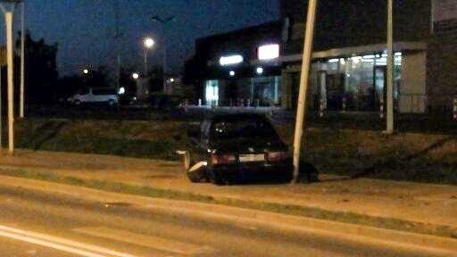 Wypadek w Żorach: Mercedesem skosił latarnię, stracił koła i uciekł ZDJĘCIA