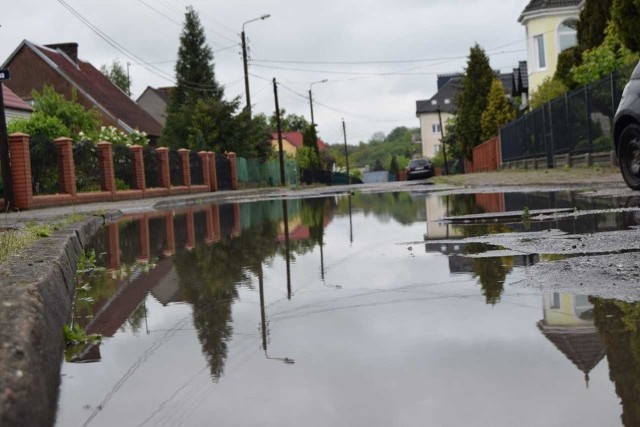 Od kilku godzin już nie pada, ale woda nadal stoi na Klonowej. Strach pomyśleć, jak tu bywa w czasie ulewnych deszczów...