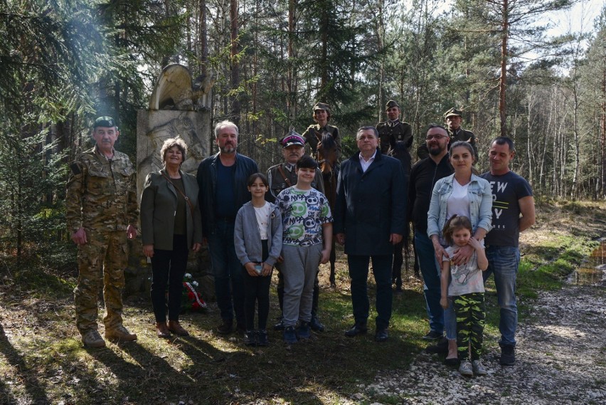 Samorządowcy, pasjonaci historii, leśnicy, uczcili 84. rocznicę bitwy oddziału majora Hubala pod Huciskiem w gminie Przysucha