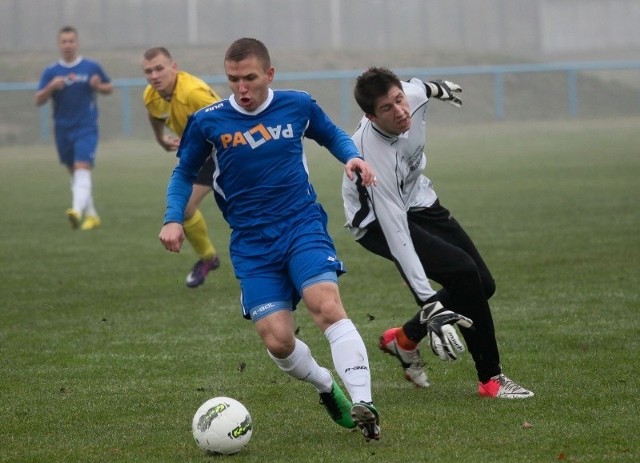 Tomasz Dzierzgowski z Gryfa Gródek (przy piłce) jest najlepszym strzelcem IV ligi. Nie wiadomo, czy 22-letni napastnik zimą nie zagra na wyższym szczeblu niż tylko IV liga.