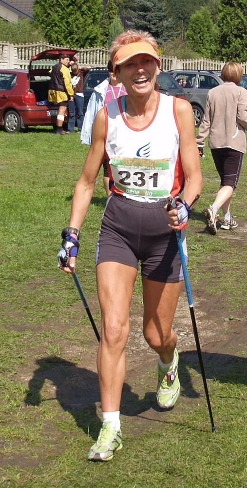 Maria Kawiorska z Pszczewa przez wiele lat uprawiała biegi, teraz jej pasją są marsze z kijkami.