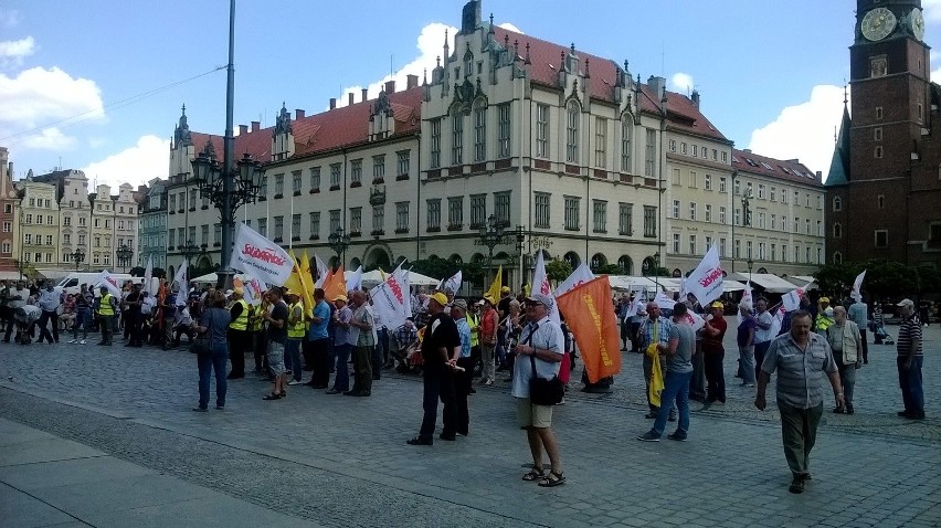 Górnicy protestują w Rynku. 300 osób pod Bankiem Zachodnim (ZDJĘCIA)