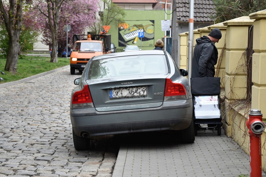 Ten mistrz zaparkował tak, że pieszemu nie pozostaje nic...