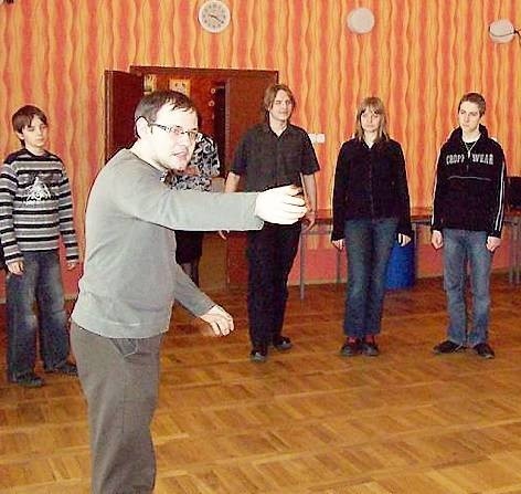 Tomasz Bieliński podczas zajęć teatralnych w "Rondzie"