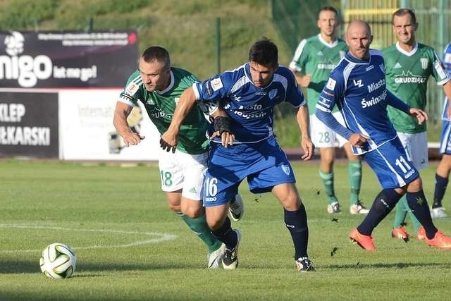 Adam Cieśliński (w zielonej koszulce) na boisku w Nowym Mieście Lubawskim dwukrotnie w przeciągu dwóch minut wpisał się na listę strzelców