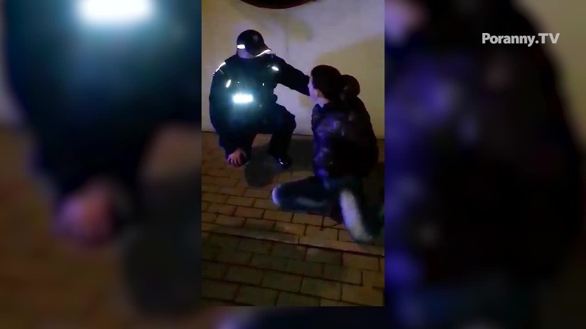 Białystok. Interwencja za brak maseczki. 18-latek skuty kajdankami: "policjant mnie dusił" (wideo)