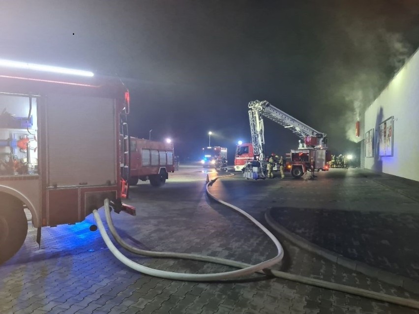Nocny pożar supermarketu w Choczewie przy ul. Puckiej (21.09.2022). Gasiło go 8 zastępów straży pożarnej. ZDJĘCIA