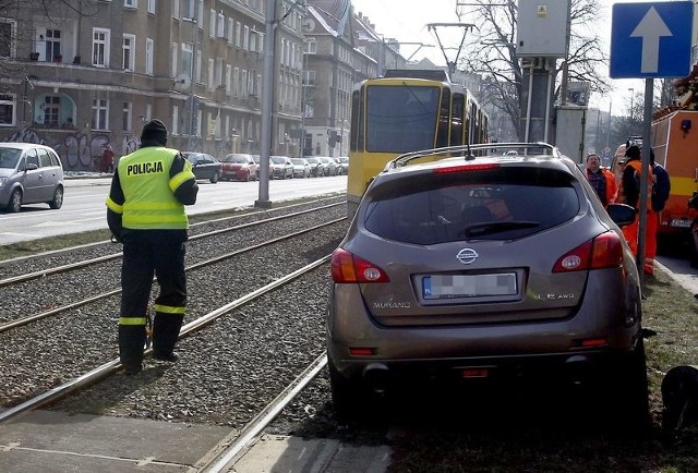 Wypadek na al. Bohaterów Warszawy w Szczecinie. Auto uderzyło w tramwaj a potem w słup