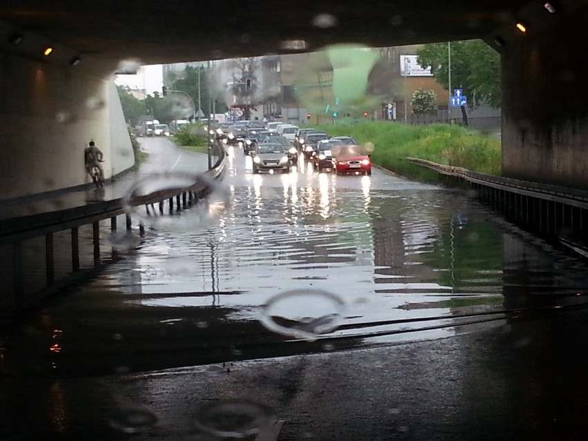 Burza w Bydgoszczy. Zalane ulice, deszcz zatrzymał tramwaje [zdjęcia]