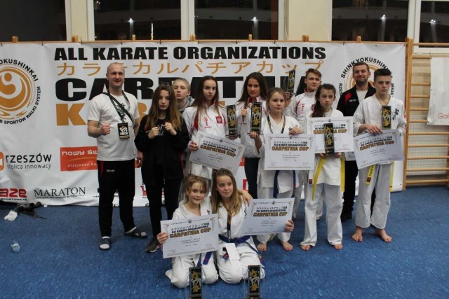 Drużynowo reprezentacja Koneckiego Klubu Karate Kyokushin zakończyła batalię na rzeszowskiej macie na trzeciej pozycji.