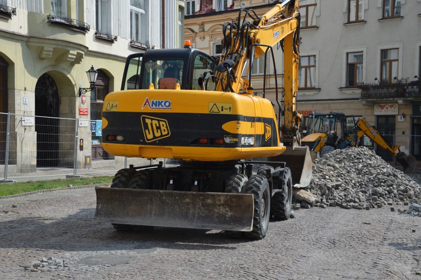 Tarnów. Starówka zmienia swój wygląd. Rozpoczął się już remont placu Kazimierza [ZDJĘCIA]