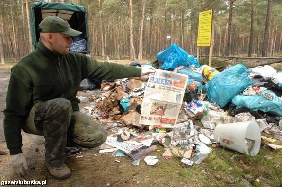 Wśród śmieci są gazety, ulotki i faktury w języku niemieckim. - Stąd pewność, że odpady pochodzą zza zachodniej granicy - pokazuje Marek Bartnik ze straży leśnej w Nadleśnictwie Skwierzyna