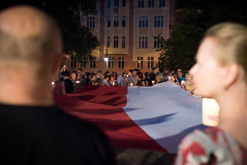 Ponad 1000 osób na proteście na placu Daszyńskiego w Opolu...