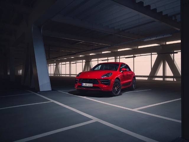 Porsche Macan GTS Porsche uzupełnia serię modelową Macan o jeszcze bardziej sportowy wariant. 2,9-litrowy silnik V6 biturbo osiąga moc 280 kW (380 KM) – to o 15 kW (20 KM) więcej niż poprzednik. W połączeniu z przystosowaną na nowo dwusprzęgłową skrzynią biegów PDK i opcjonalnym pakietem Sport Chrono nowy Macan GTS może przyspieszyć od 0 do 100 km/h w 4,7 s, o 0,3 s szybciej niż wcześniej. Fot. Porsche