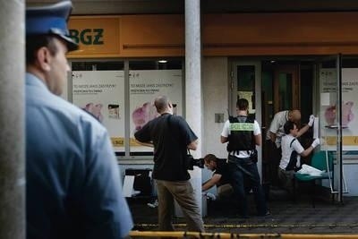 Policjanci przeprowadzają czynności śledcze po napadzie na bank w Nowej Hucie w 2009 roku Fot. Grzegorz Ziemiański